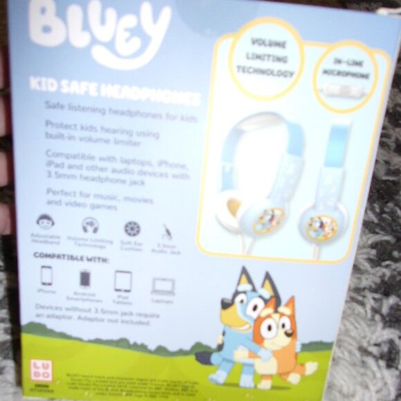 New in box Bluey kids headphones with Inline Microphone - Picture 2 of 2